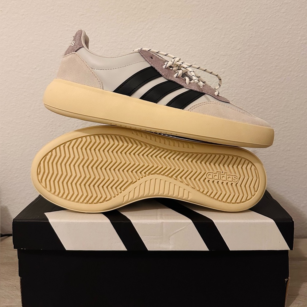 DROP YOUR OFFER!!!
BRAND NEW!!!
ADIDAS BARREDA DECODE LUX
9.5 M US
